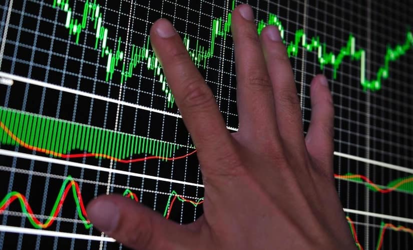 hand on screen showing metatrader